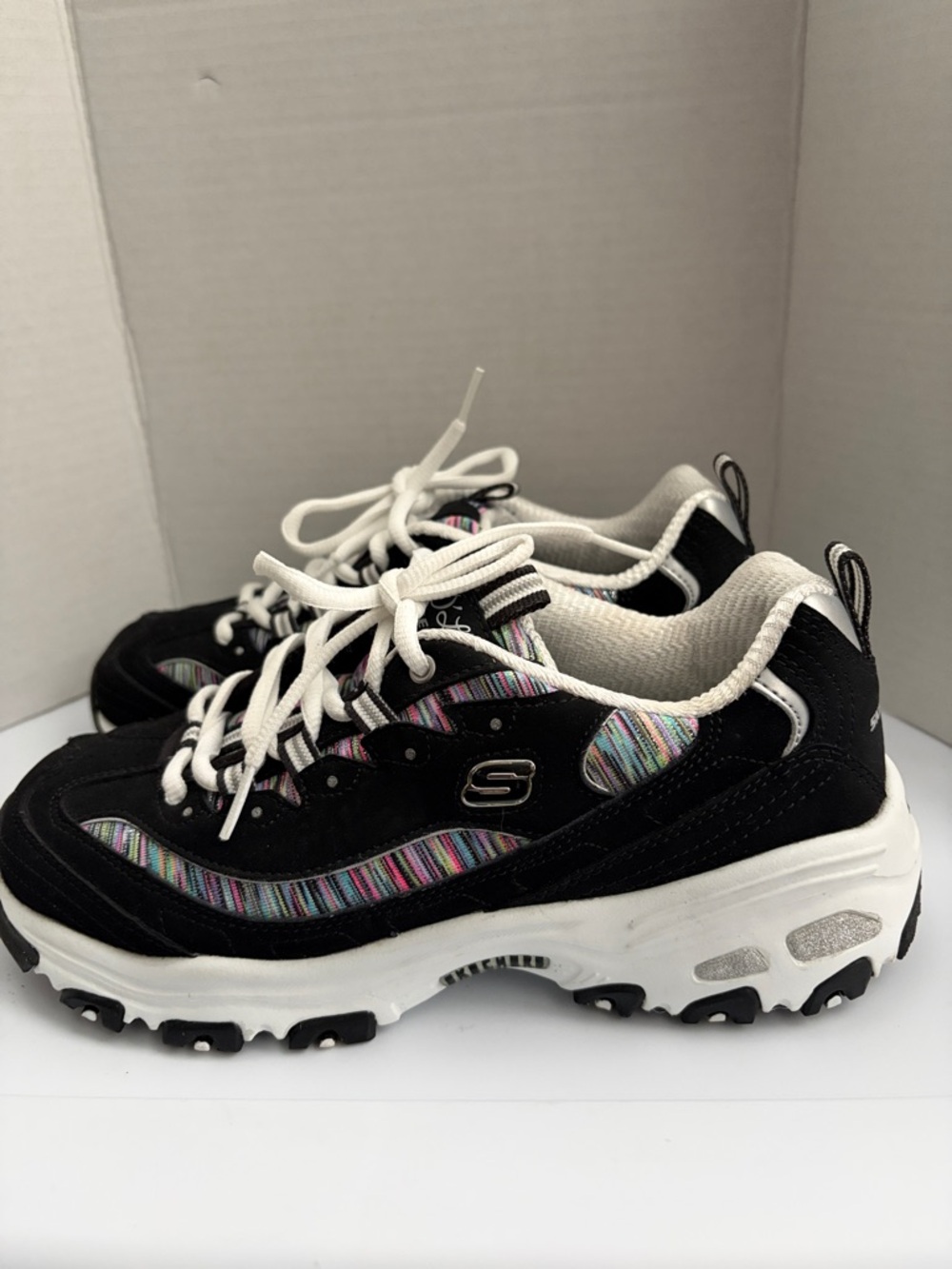 Skechers D’lites memory foam Black Sneakers with Multicolor Stripe Accents
